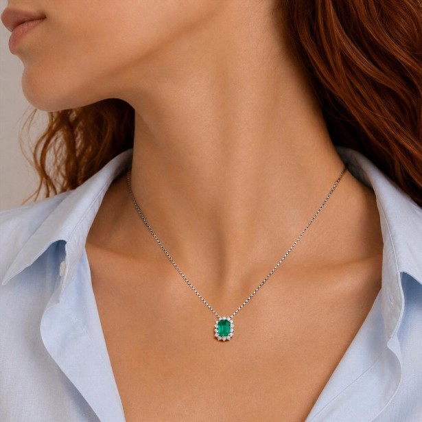 Girocollo in oro bianco 750/°°° diamante e smeraldo