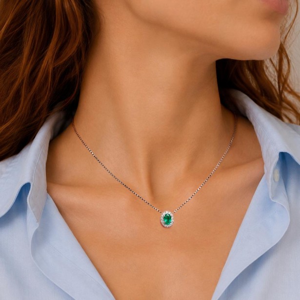 Girocollo in oro bianco 750/°°° diamante e smeraldo