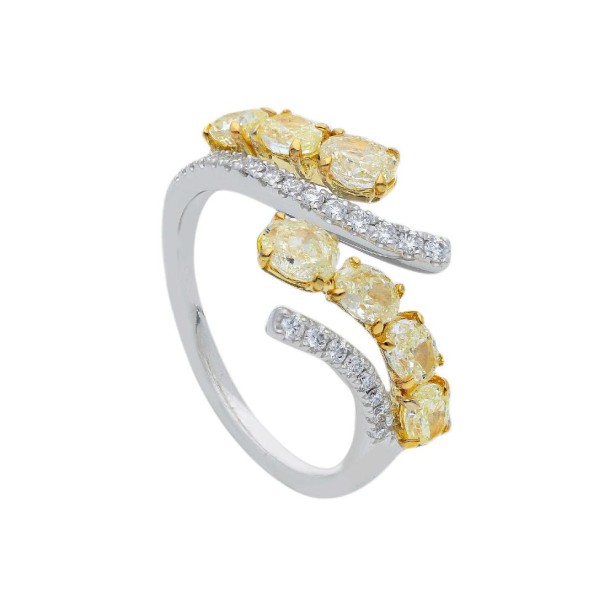 Anello in oro bianco 750/ooo con diamanti fancy ebianchi naturali