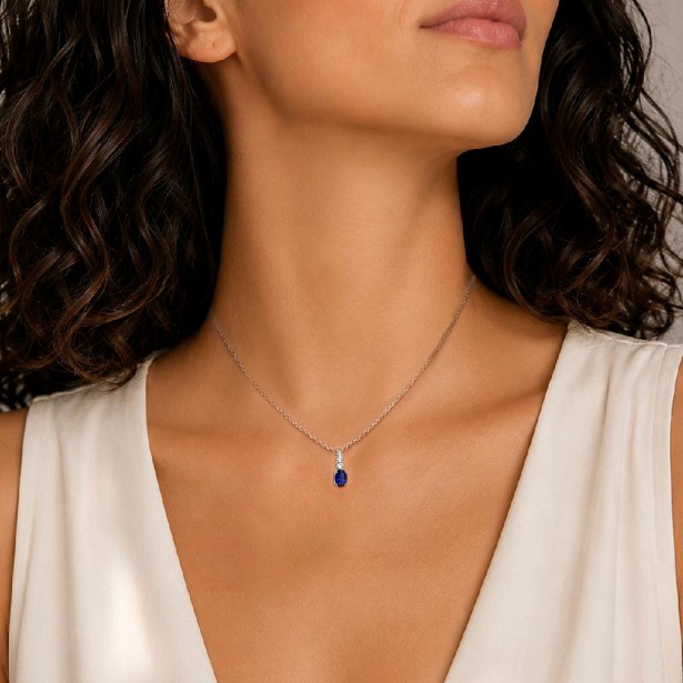 Girocollo in oro bianco 375/°°° con zaffiro e diamante lab-grown