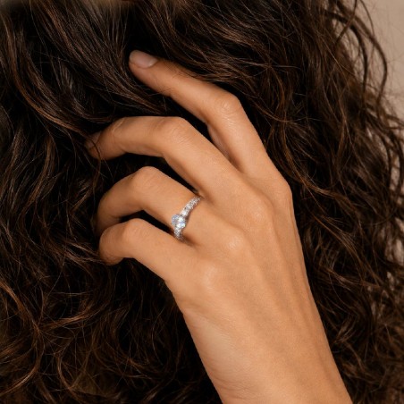 Anello in oro bianco 375/°°° con topazio azzurro e diamante lab-grown
