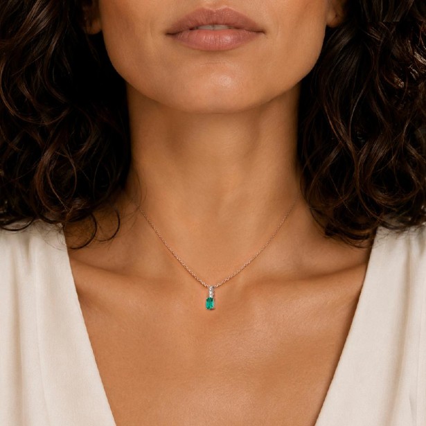 Girocollo in oro bianco 375/°°° con smeraldo e diamante lab-grown