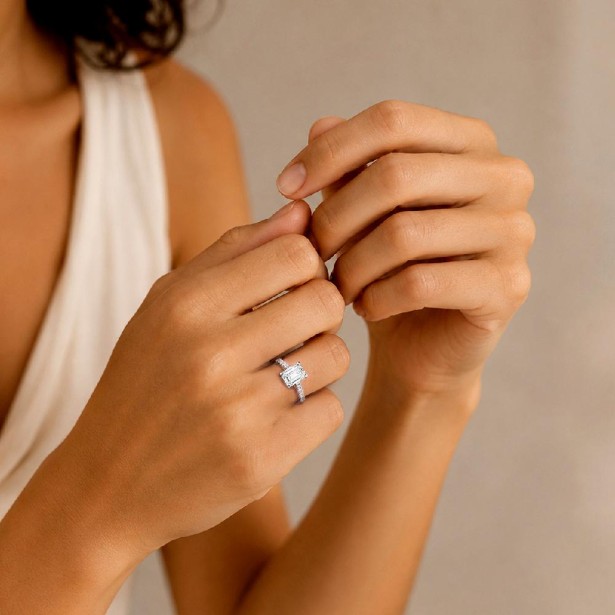 Anello in oro bianco 375/°°° con diamante lab-grown