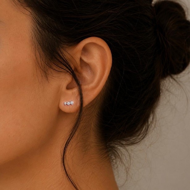 Orecchini lobo in oro bianco 375/°°° con diamante lab-grown