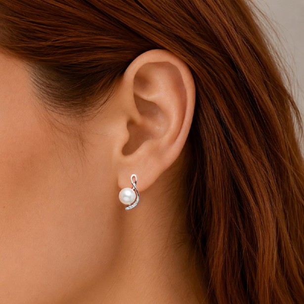 Orecchini lobo in oro bianco 750/°°° diamante e perla