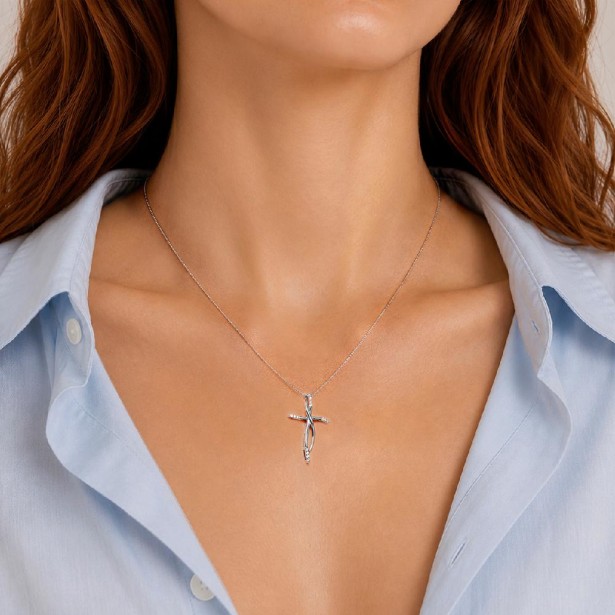 Girocollo in oro bianco 750/°°° e diamante con croce