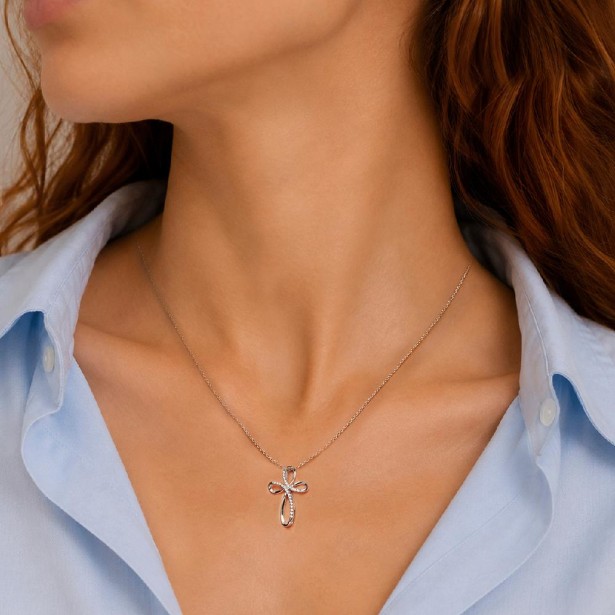 Girocollo Croce in oro bianco 375/ooo con diamanti