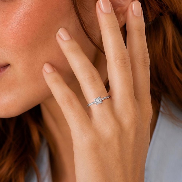Anello in oro bianco 375/ooo con diamanti