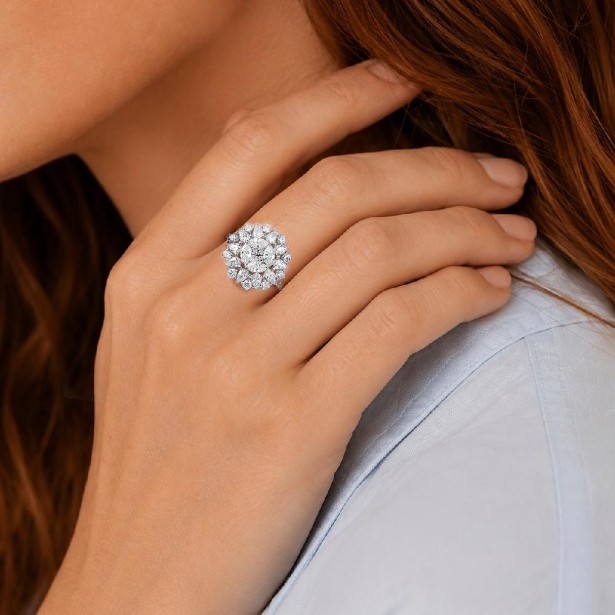 Anello in oro bianco 750/ooo con diamante naturale
