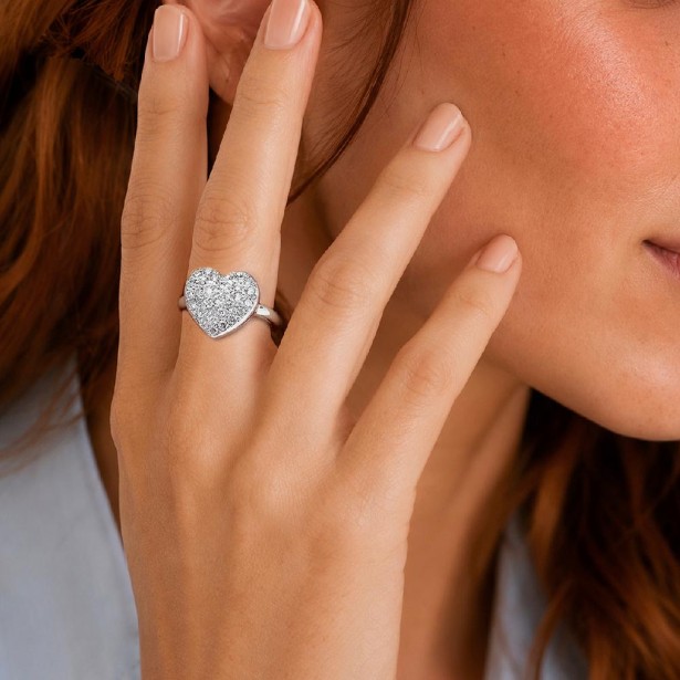 Anello in oro bianco 750/ooo con diamante naturale con cuore