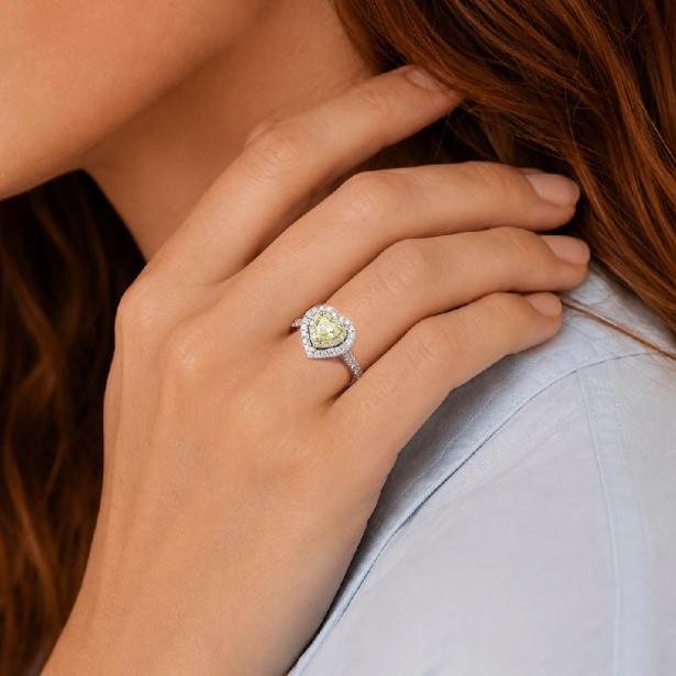 Anello in oro bianco 750/ooo con diamante naturalefancy e bianchi