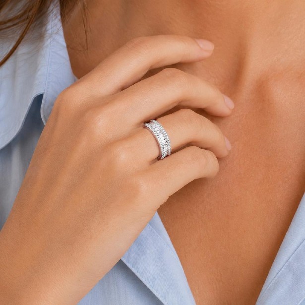 Anello in oro bianco 750/ooo con diamante naturale