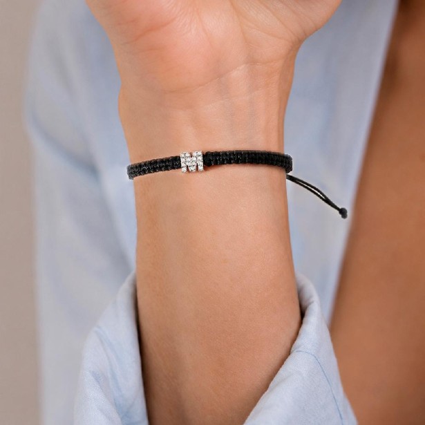 Bracciale con cordino e lettera in oro bianco 750/ooo con diamanti naturali