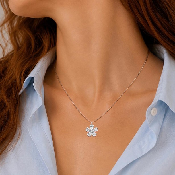Girocollo con fiore in oro bianco 750/ooo con diamante naturale