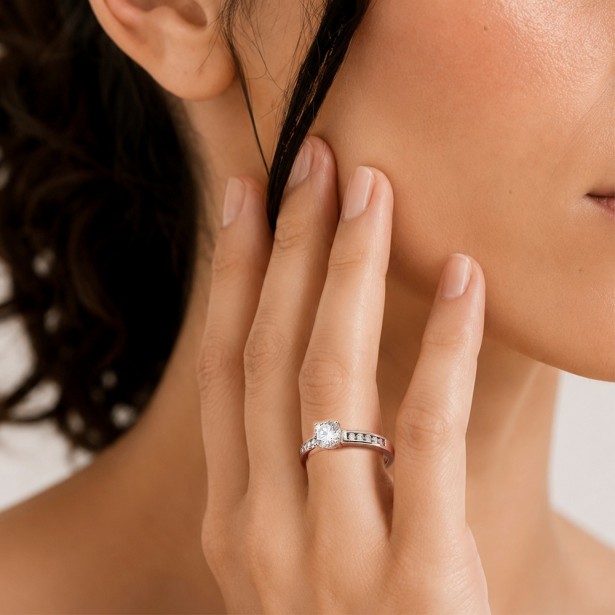 Anello solitario in oro bianco 750/°°° e zirconia cubica