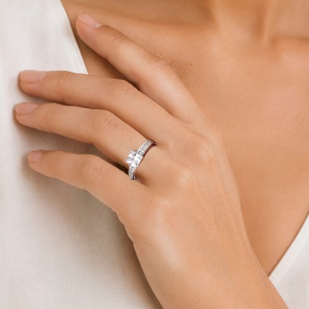 Anello solitario in oro bianco 750/ooo e zirconia cubica