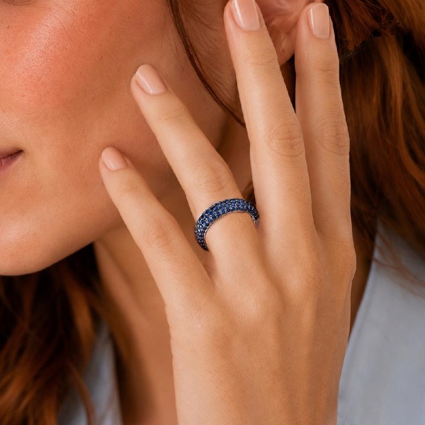 Anello in oro bianco 750/ooo con zaffiro naturale