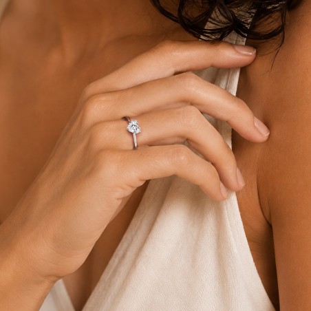 Anello solitario in oro bianco 375/°°° con diamante lab-grown con cuore